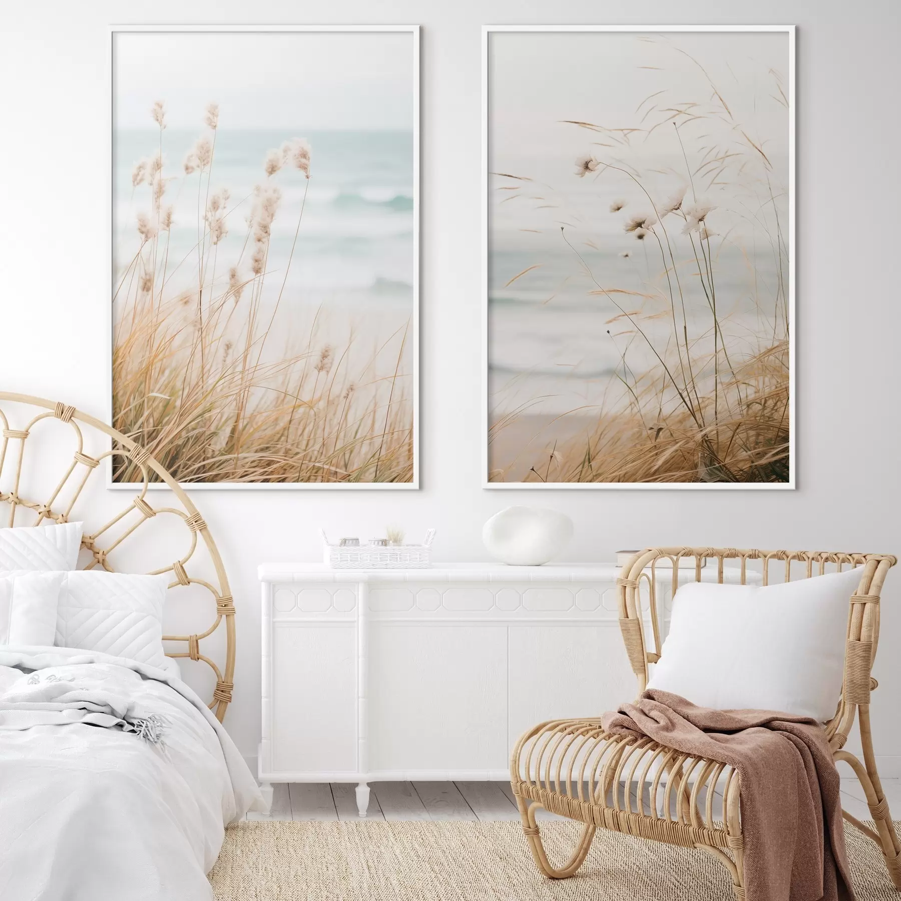 Fototapete Hohes Gras mit flauschigen Samenköpfen, Sandstrand und Meereswellen im Hintergrund, weiche und gedämpfte Farbpalette d00650