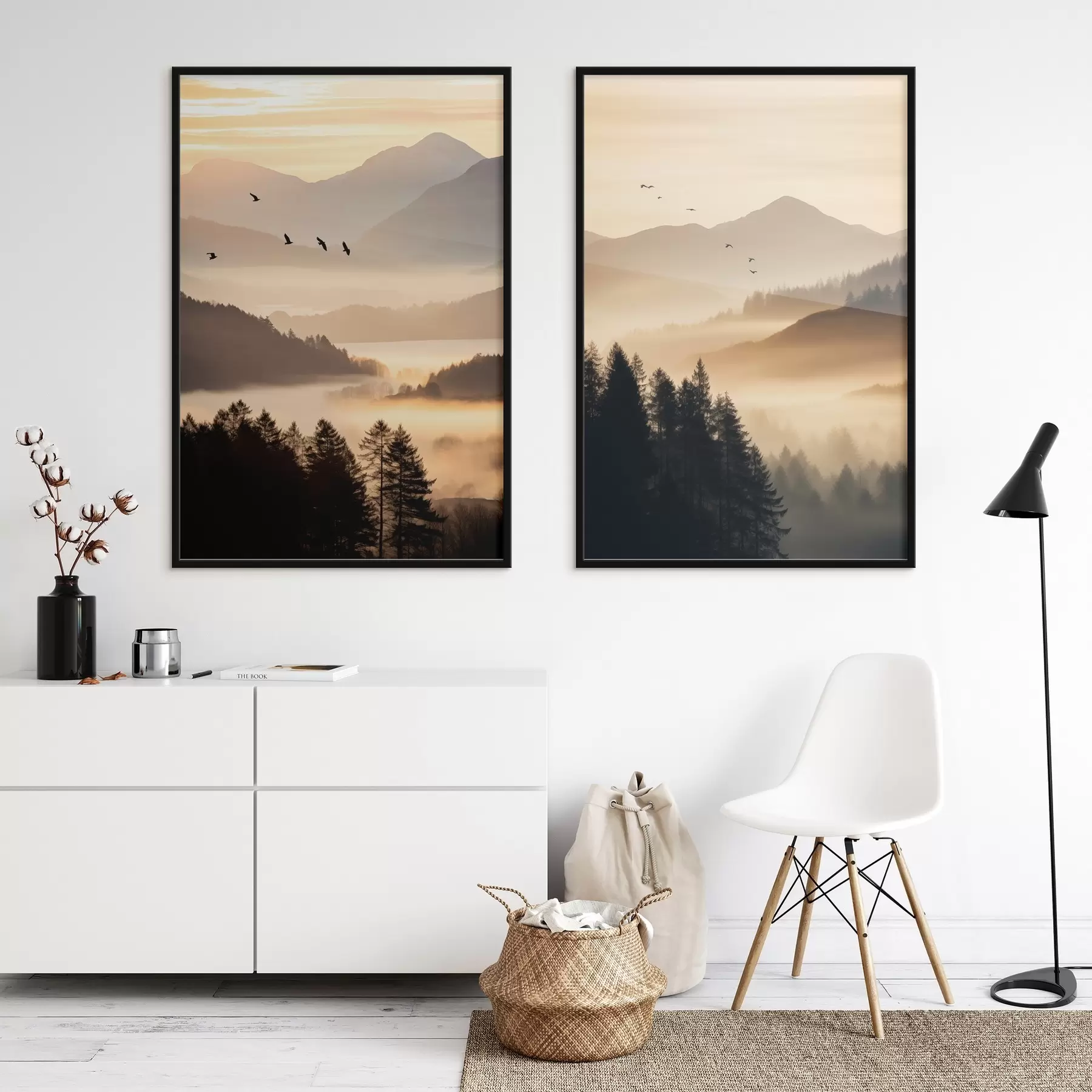 Fototapete Eine Berglandschaft mit einem Wald und Vögeln fliegen in den Himmel, alle in einer dicken Schicht von Nebel während des Sonnenaufgangs bedeckt d00651