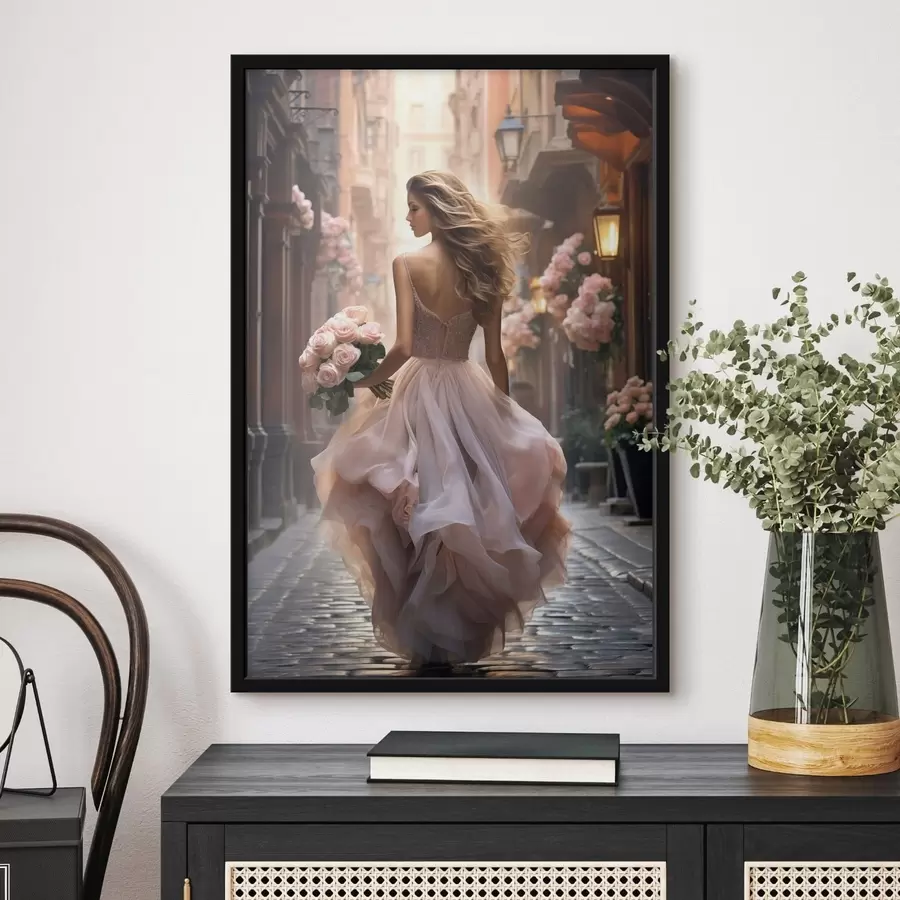 Fototapete Frau in einem rosa Kleid, die eine Straße entlanggeht f47316