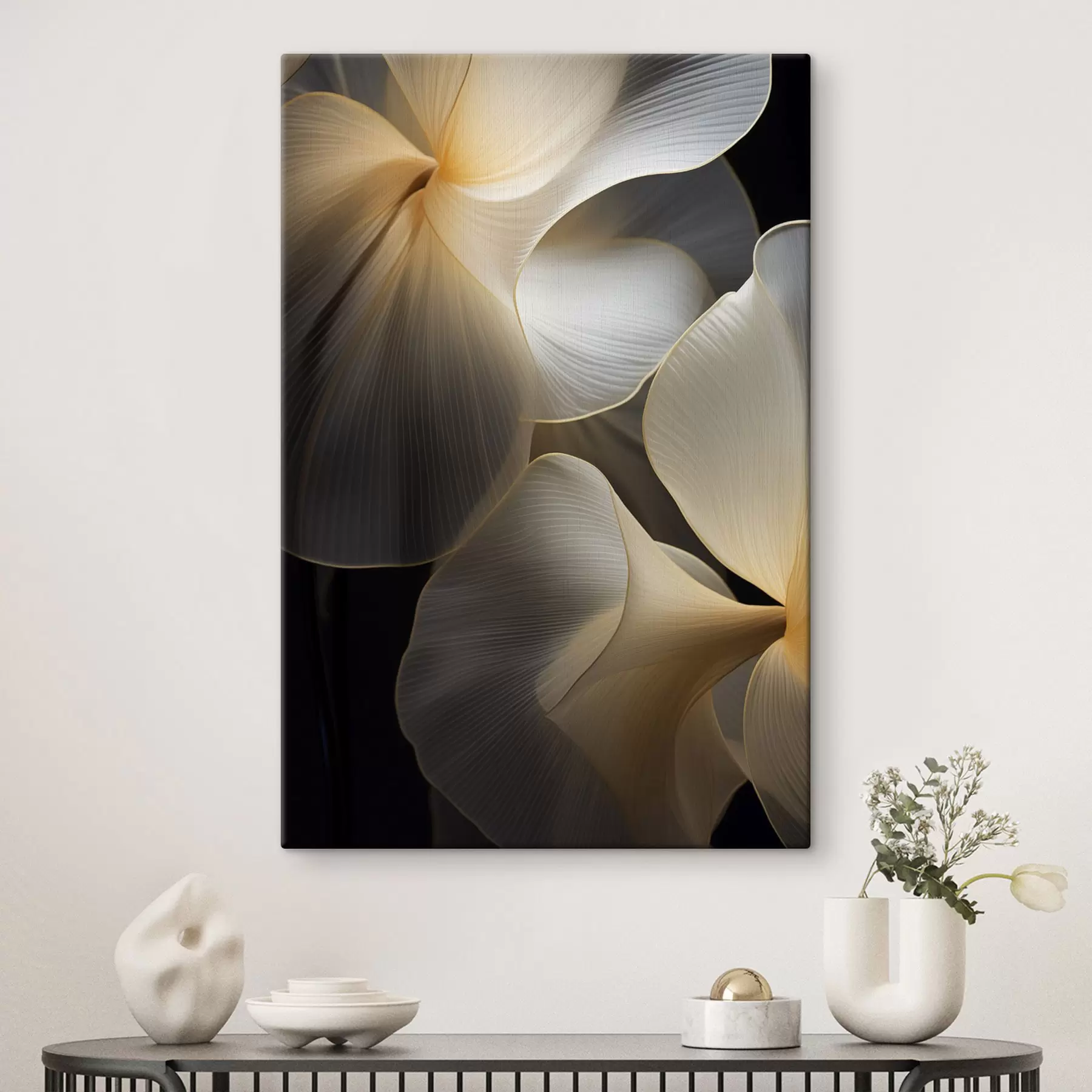 Wandbilder Abstrakte, fließende, durchscheinende Blütenblätter mit zarten Linien vor einem dunklen Hintergrund s47859