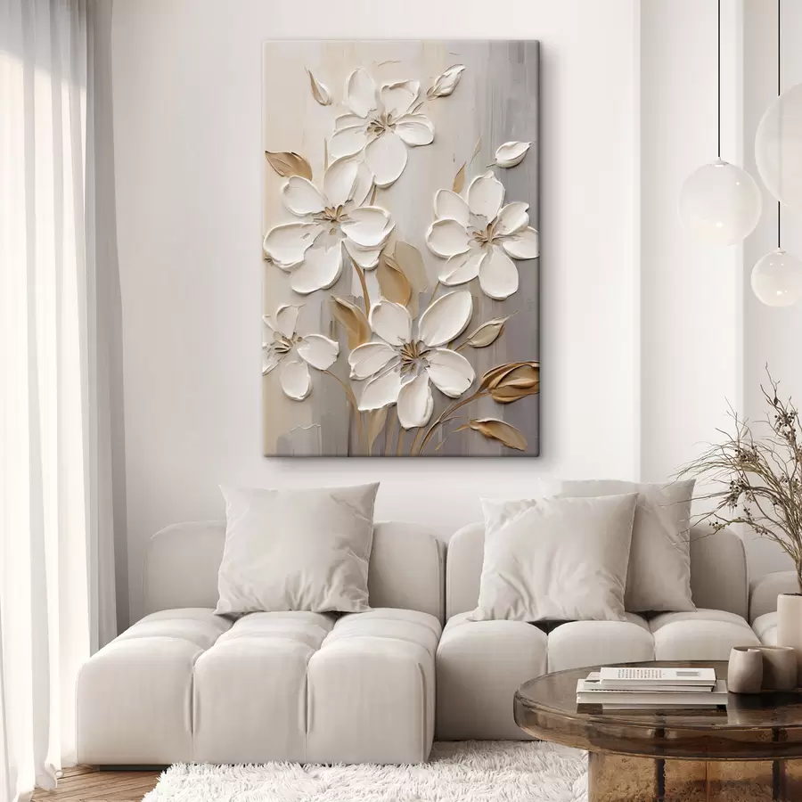 Wandbilder Abstrakte weiße Blumen mit strukturierten Blütenblättern vor einem neutralen Hintergrund mit subtilen Pinselstrichen. s47874