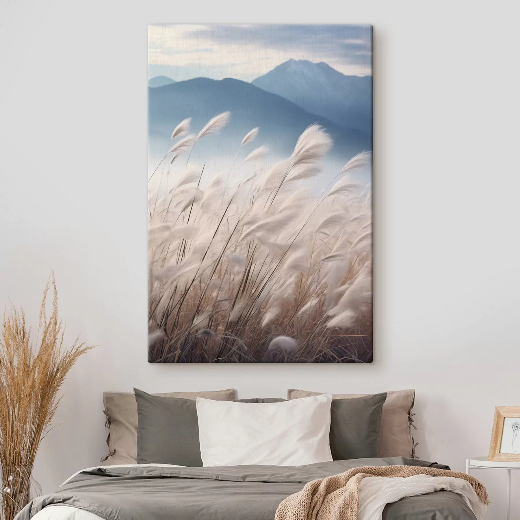 Wandbilder Hohes, weißes Pampasgras, das im Wind weht, mit sanften blauen Bergen im Hintergrund s47879