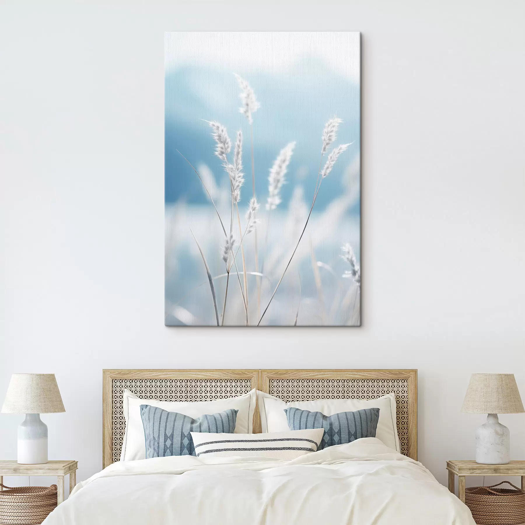 Wandbilder Weißes, flauschiges Gras vor einem sanften blauen Himmel, mit geringer Tiefenschärfe s47880