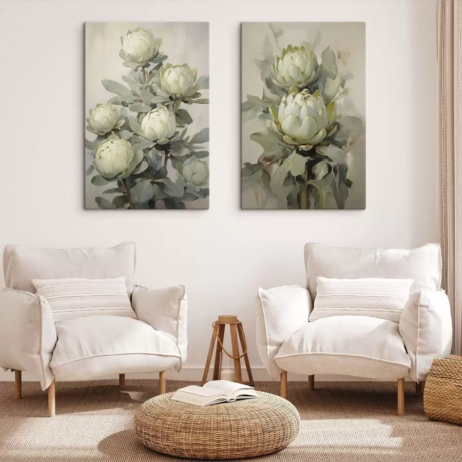 Wandbilder Malstil mehrerer weißer Protea-Blüten mit großen grünen Blättern vor hellem Hintergrund m30051