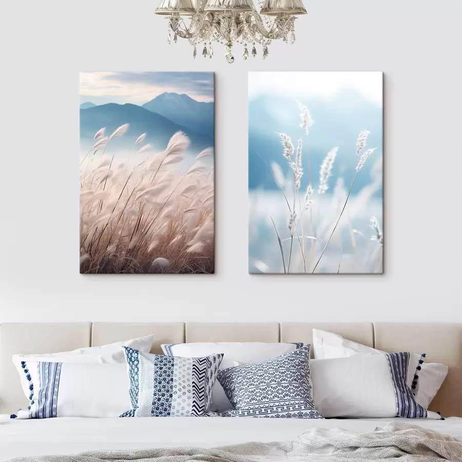 Wandbilder Hohes, weißes Pampasgras, das im Wind weht, mit sanften blauen Bergen im Hintergrund m30060