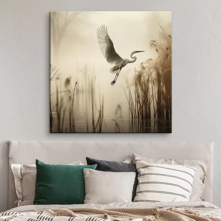 Wandbilder Ein Silberreiher fliegt über einen See, umgeben von hohem Schilf und Bäumen im Hintergrund s48389