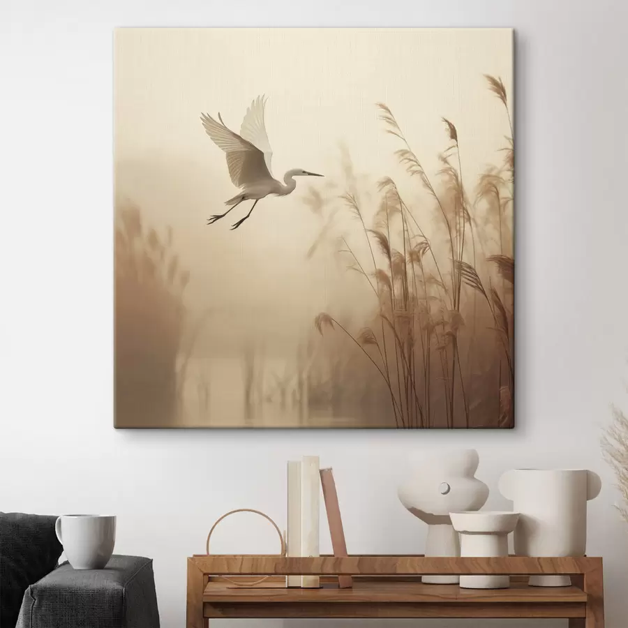 Wandbilder Ein Silberreiher fliegt über einen See, umgeben von hohem Schilf und Bäumen im Hintergrund s48390