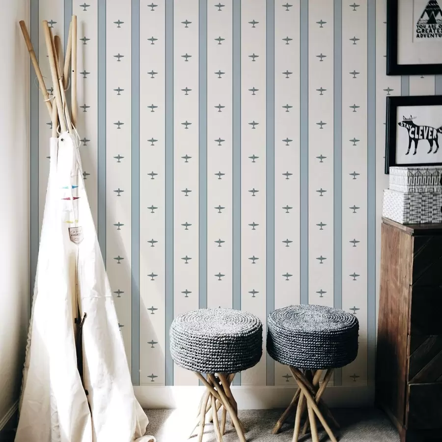 Fototapete Kleine Flugzeuge mit Streifen auf blauem Hintergrund a01171