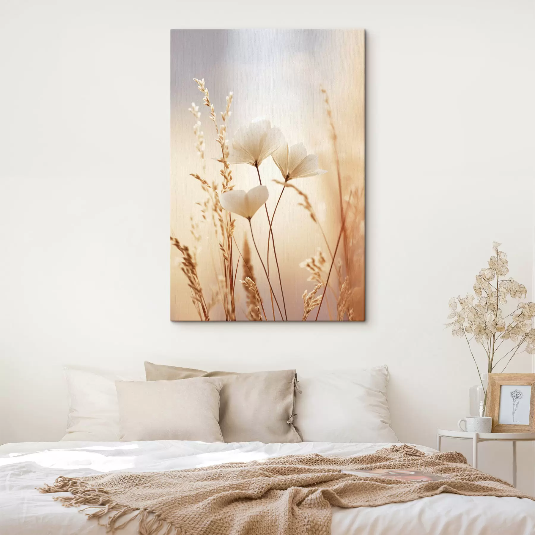 Wandbilder Blumen, umgeben von trockenen Grashalmen vor einem weichen, verschwommenen Hintergrund s49173