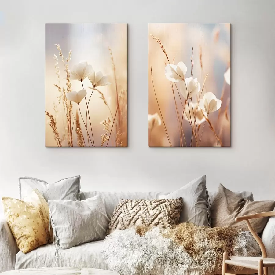 Fototapete Blumen, umgeben von trockenen Grashalmen vor einem weichen, verschwommenen Hintergrund m30483