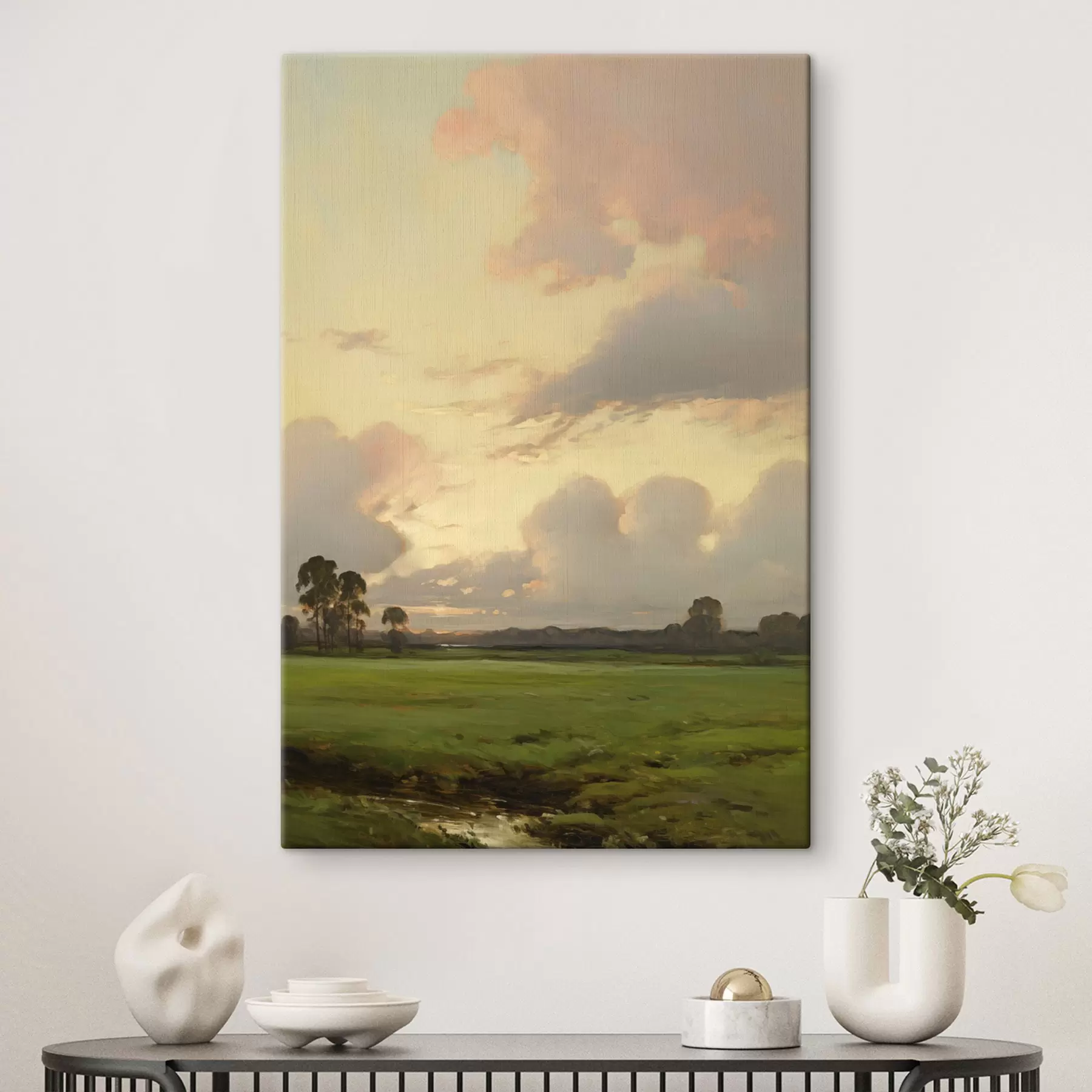 Wandbilder Eine Landschaft mit einer Wiese und Bäumen in der Ferne, bewölkter Himmel s49773