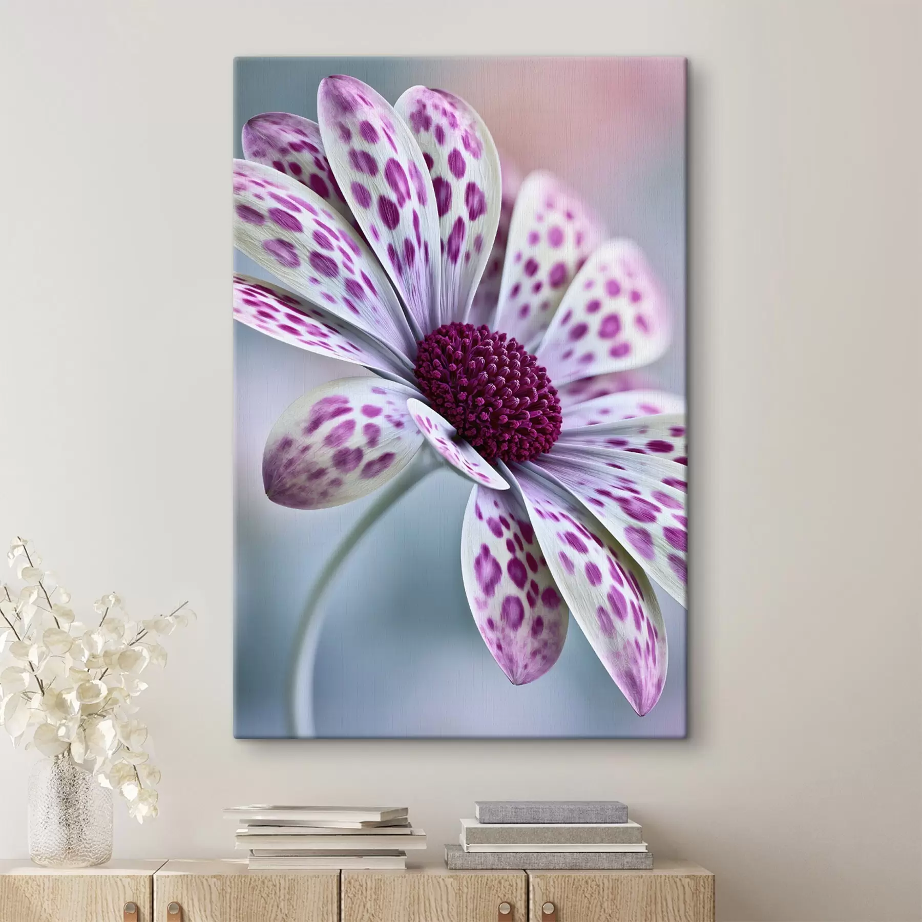 Wandbilder Eine gänseblümchenähnliche Blume mit leuchtend magentafarbenen Leopardenflecken s49866