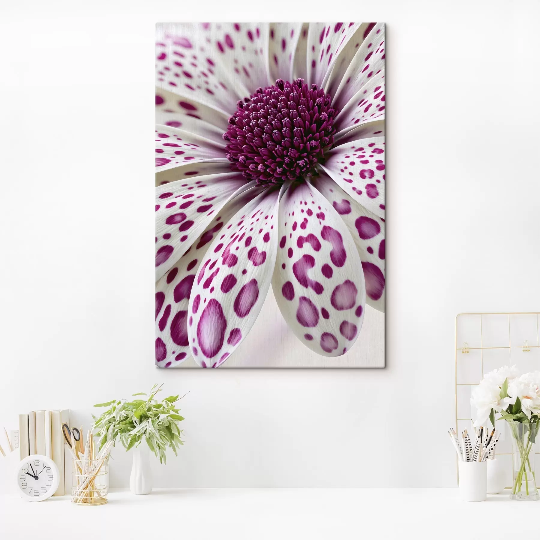 Wandbilder Nahaufnahme einer gänseblümchenähnlichen Blume mit leuchtend magentafarbenen Leopardenflecken s49867
