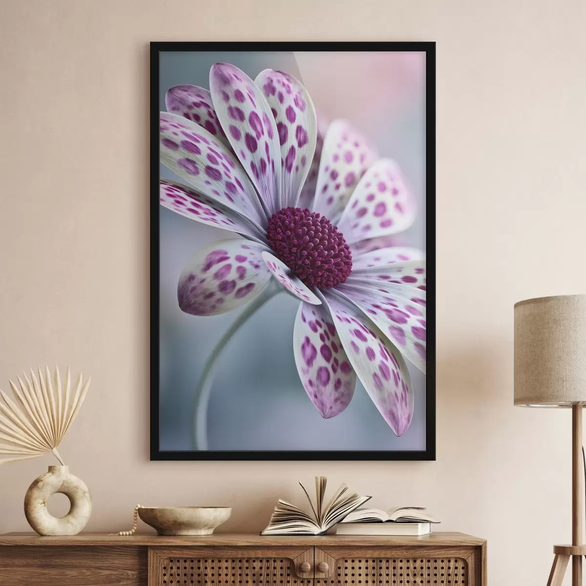 Poster Eine gänseblümchenähnliche Blume mit leuchtend magentafarbenen Leopardenflecken f49866