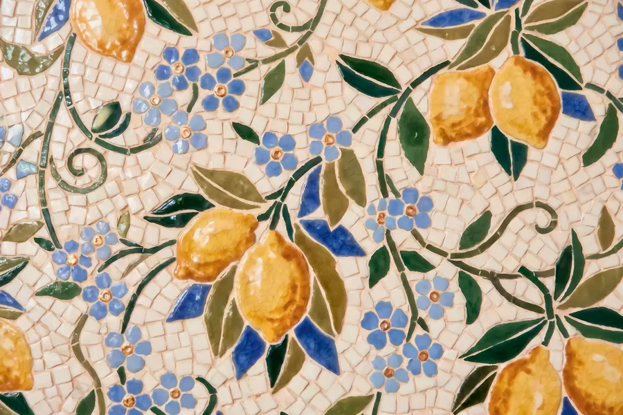 Fototapete Farbenfrohe Dekorationskomposition im Keramikmosaik-Stil mit saftigen Zitronen, Blumen, Blättern und Zweigen w09948