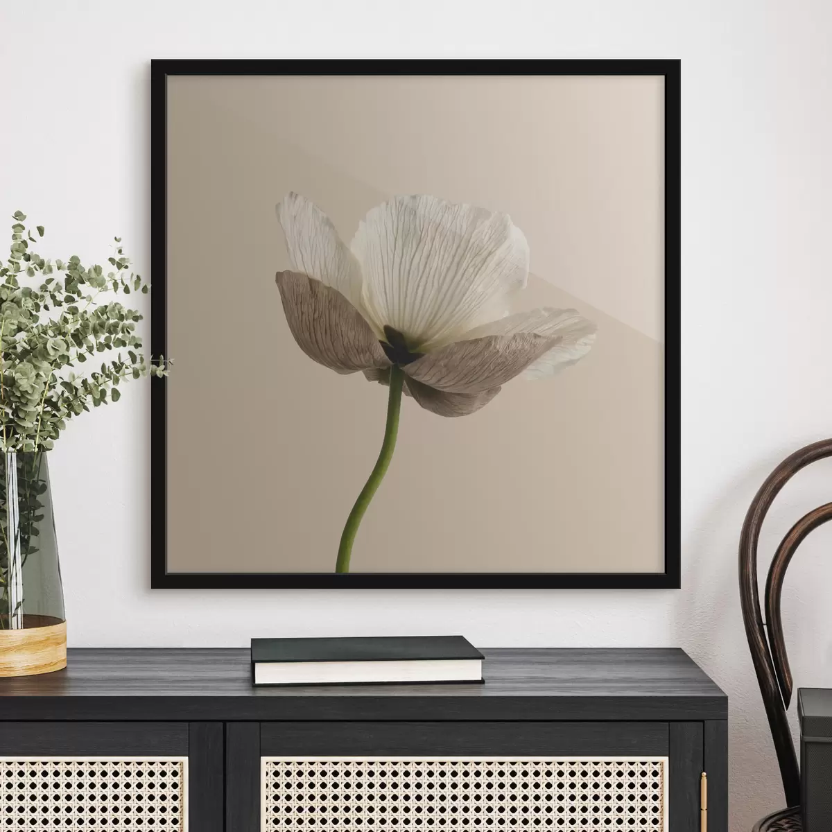 Poster Zarte Blume mit durchscheinenden Blütenblättern auf beigem Hintergrund im minimalistischen Stil f49718