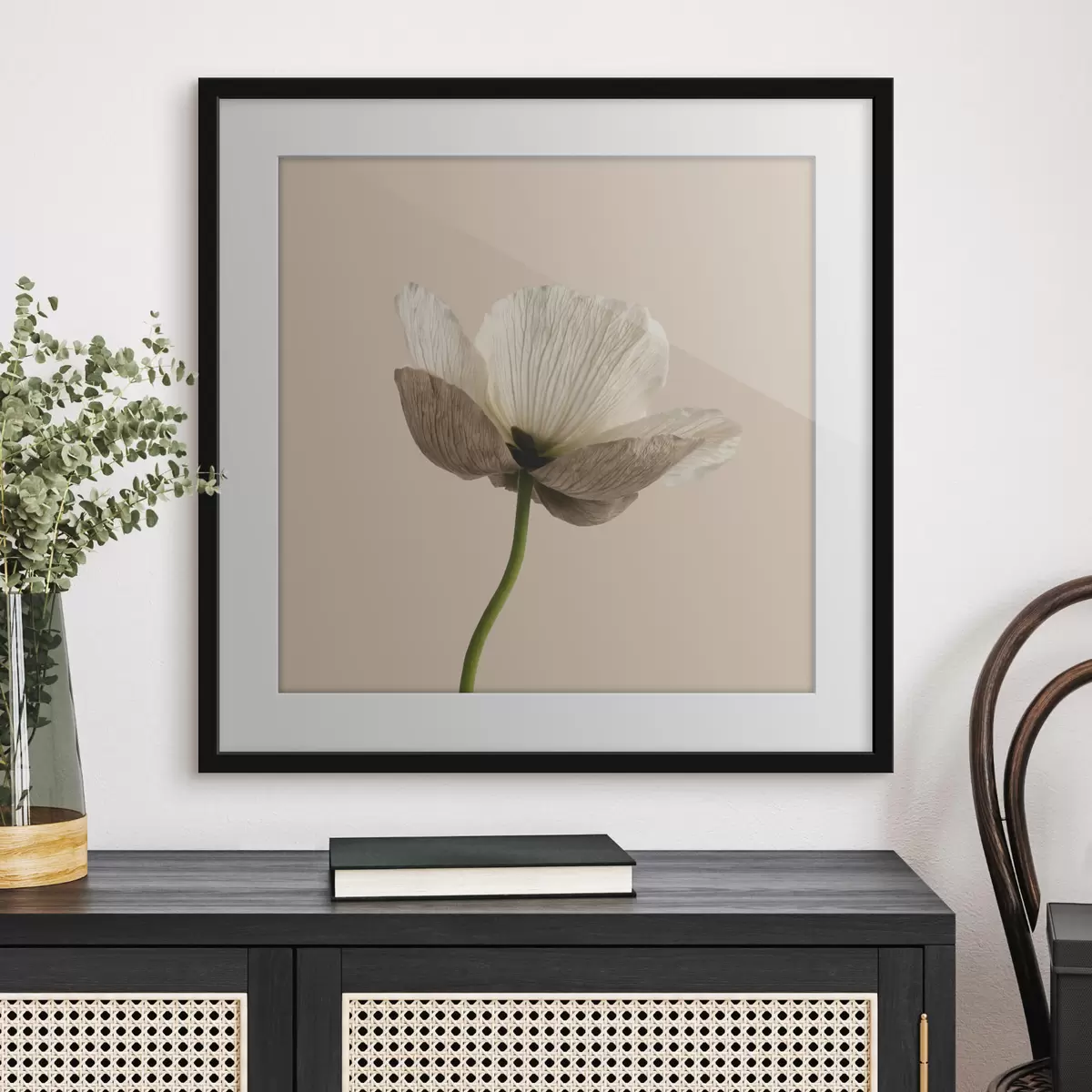Poster Zarte Blume mit durchscheinenden Blütenblättern auf beigem Hintergrund im minimalistischen Stil f49718