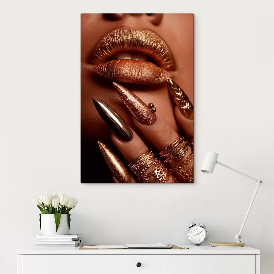 Wandbilder Nahaufnahme von Lippen und Maniküre mit metallischem Glanz s49976