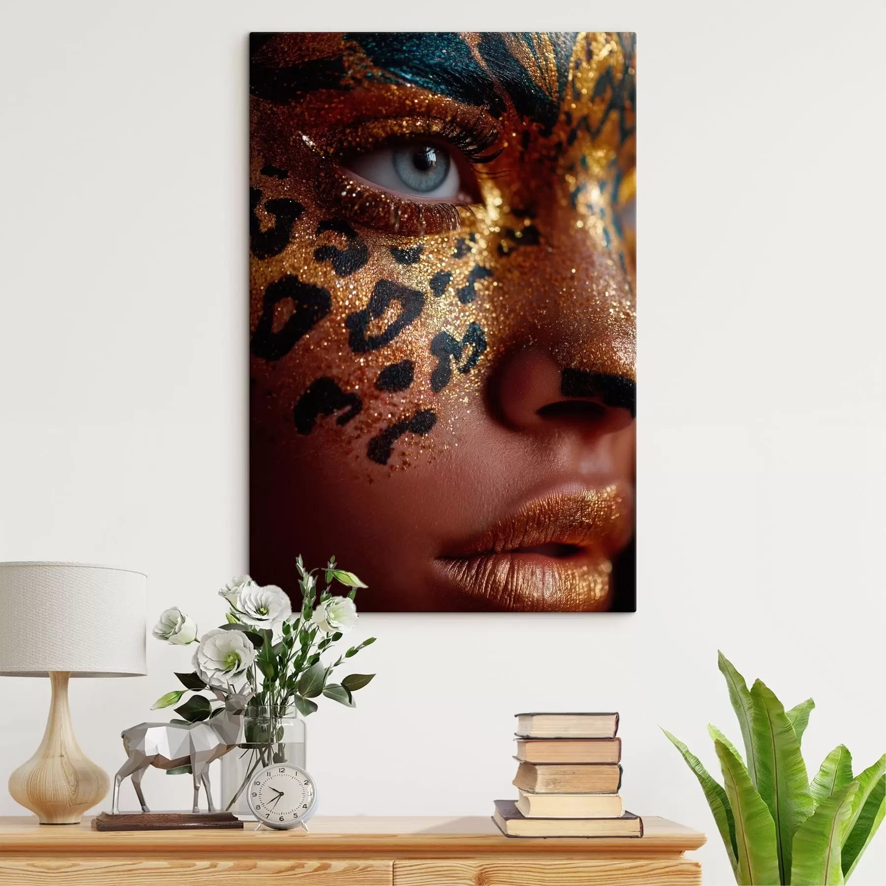 Wandbilder Nahaufnahme-Porträt mit glänzendem Make-up im Animal-Print-Look s49979