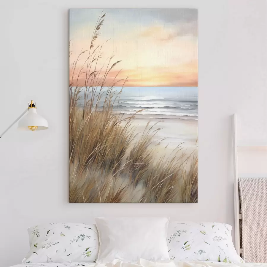 Wandbilder Hohes, trockenes Gras im Vordergrund, dahinter ein Strand und das Meer, sanfter Sonnenuntergang in Pastelltönen s50210