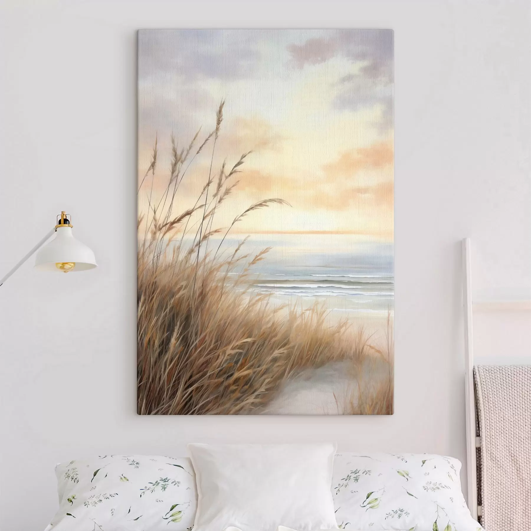 Wandbilder Hohes, trockenes Gras im Vordergrund, dahinter ein Strand und das Meer, sanfter Sonnenuntergang in Pastelltönen s50211
