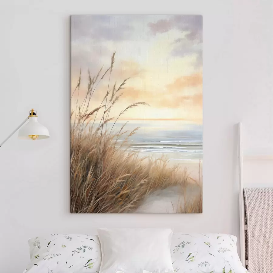 Wandbilder Hohes, trockenes Gras im Vordergrund, dahinter ein Strand und das Meer, sanfter Sonnenuntergang in Pastelltönen s50211