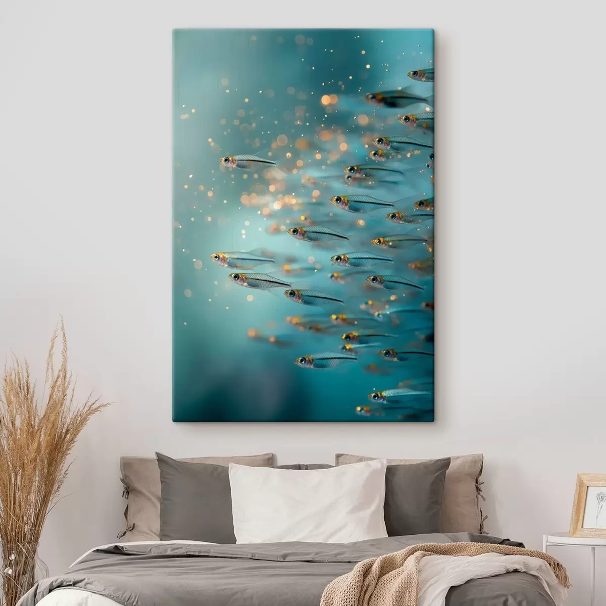 Wandbilder Schwarm kleiner Fische in blauem Wasser mit Spiegelungen s50443