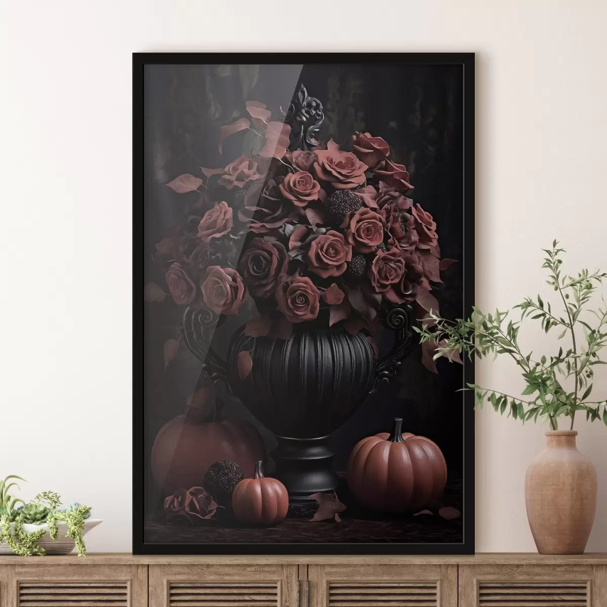 Poster Burgunderrote Rosen und Kürbis in einer dunklen Vase f50913