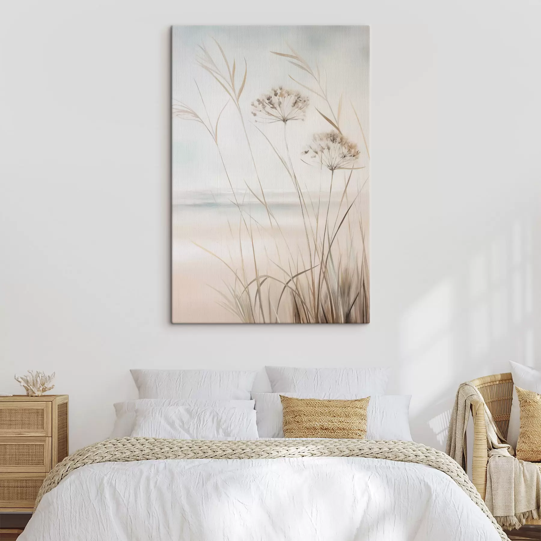 Wandbilder Hohes, trockenes Gras und Blumen in gedeckten Beige- und Weißtönen, weicher, unscharfer Hintergrund s50974