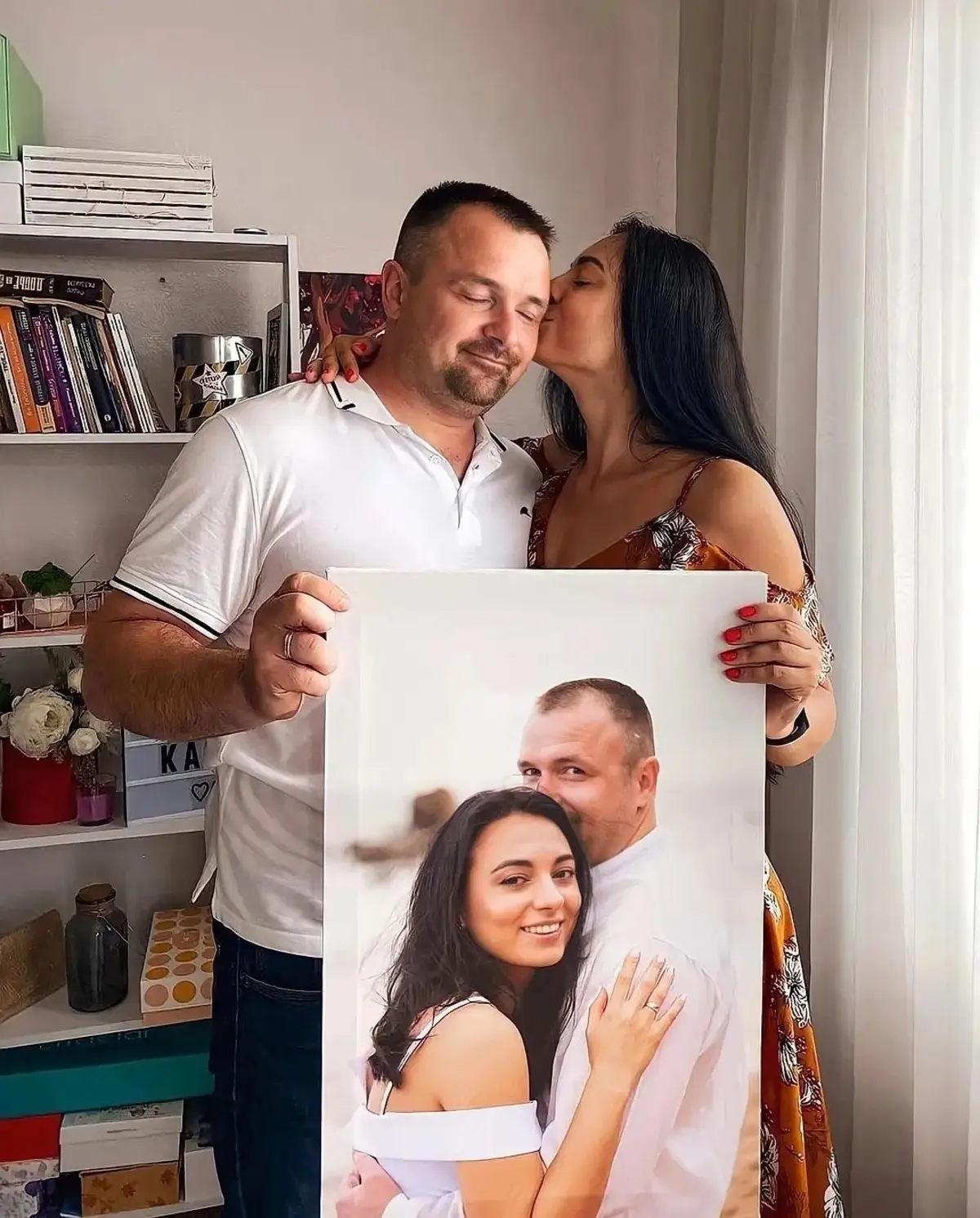 Wandbilder Lächeln, Schulter und Regal s31865