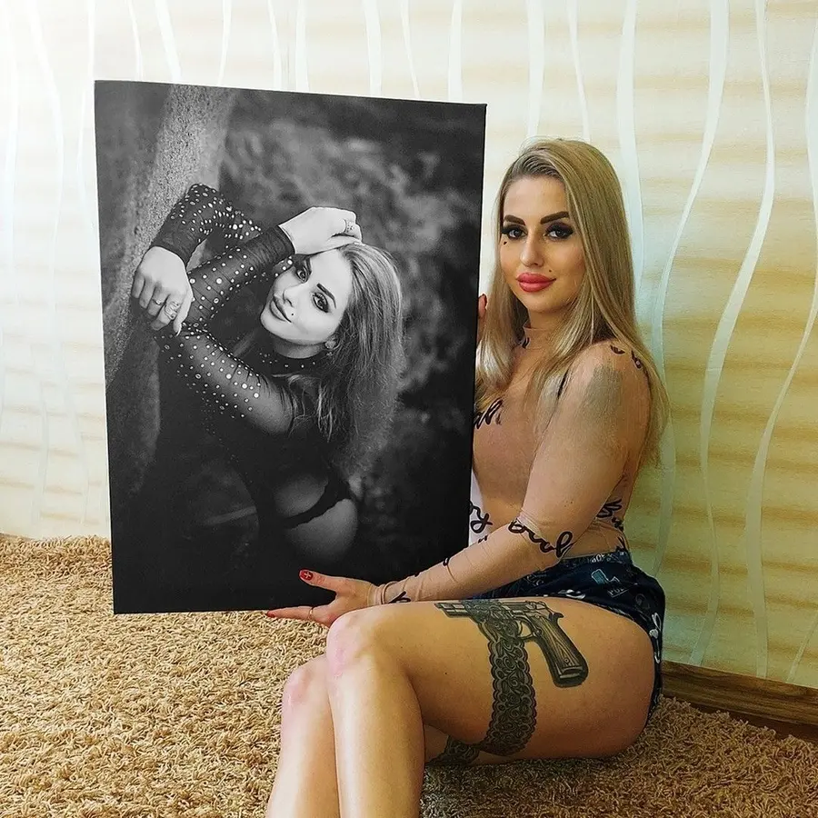 Wandbilder Gesichtsausdruck, Blitzlichtfotografie und Oberschenkel s34710