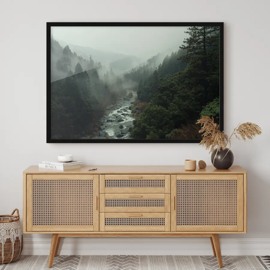 Wandbilder Nebelverhangener Wald am fließenden Fluss f33760