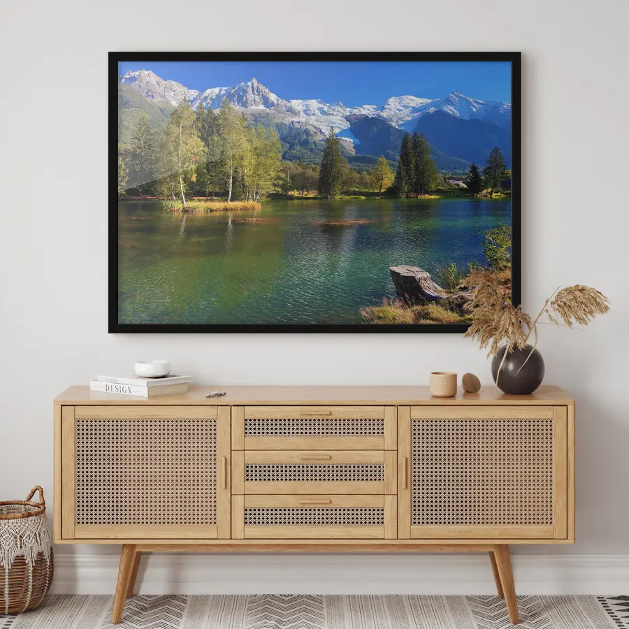 Fototapete Ruhiger See, umgeben von majestätischen Bergen f08443