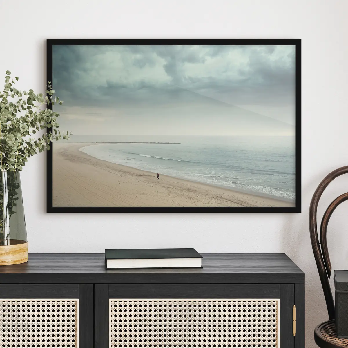 Poster Einsame Gestalt, die am Strand entlanggeht f37470