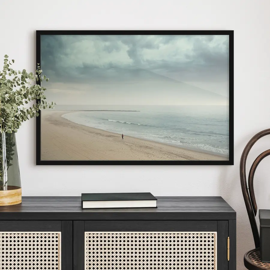 Fototapete Einsame Gestalt, die am Strand entlanggeht f37470